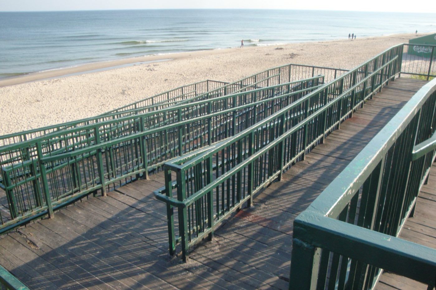 Zjazd na plażę oznaczony jako dostępny dla osób z niepełnosprawnościami